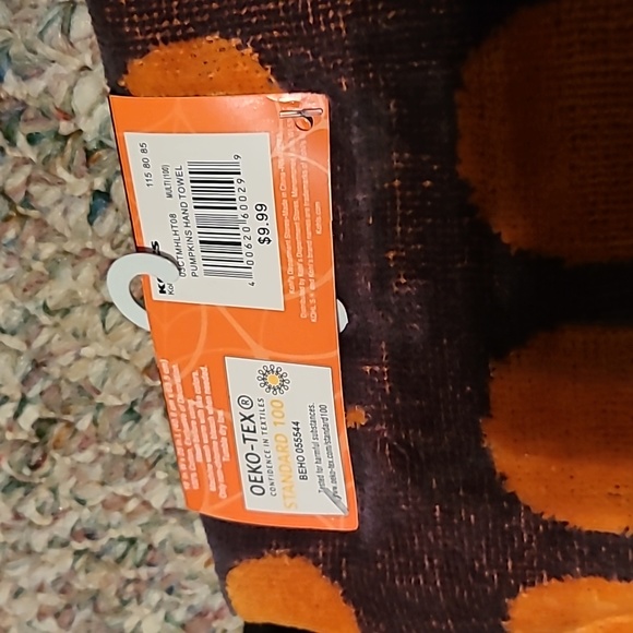 BUNDLE OF 2 HALLOWEEN HAND TOWELS - Picture 7 of 7